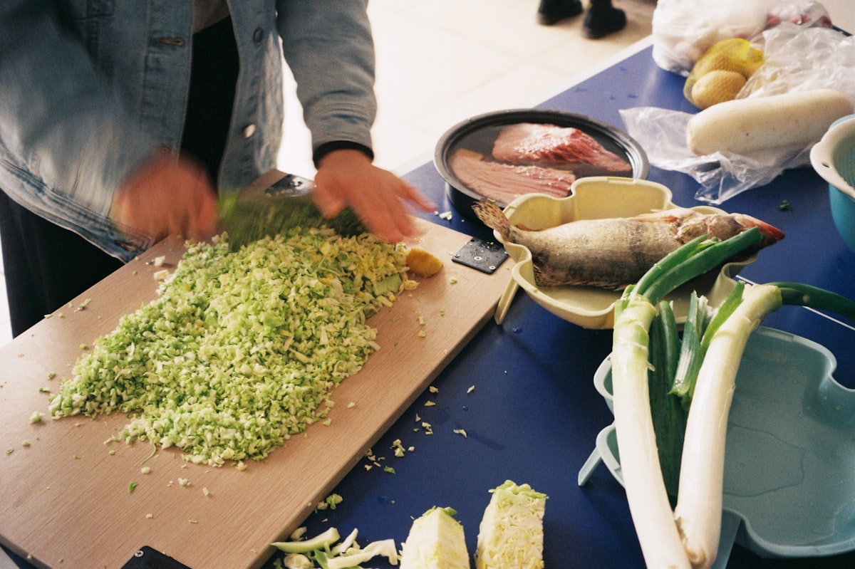 Alimentație vegetariană echilibrată cu legume proaspete și colorate